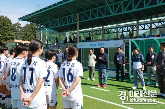 이권재 오산시장이 제104회 전국체전에 경기도 대표선수로 출전한 오산시 선수들을 격려하고 있다. <사진=오산시>