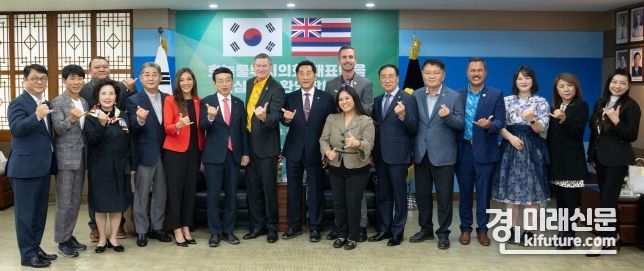 인천시의회가 호놀룰루·기타큐슈 시의회 관계자들과 기념촬영을 하고 있다. <사진=인천시의회ㅣ>