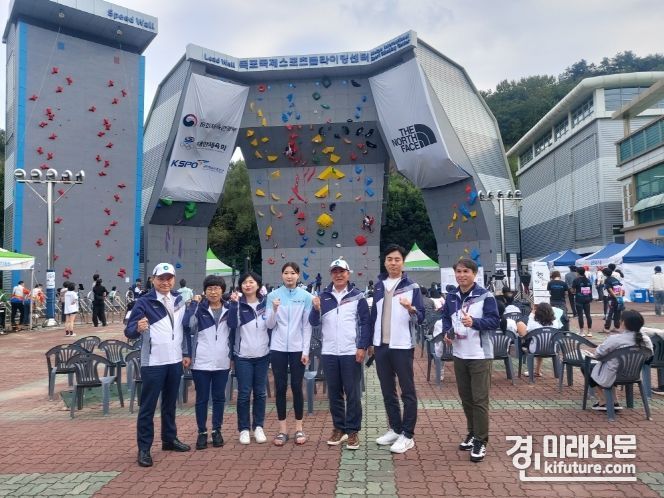인천시의회 문화복지위원회가 제104회 전국체육대회 찾아 인천선수단을 격려하고 기념촬영을 하고 있다. <사진=인천시의회>