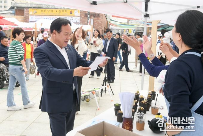 이권재 오산시장(왼쪽)이 시민과 함께 사회적경제 한마당 '함성소리 페스티벌'에서 시민들과 함께하고 있다. <사진=오산시>
