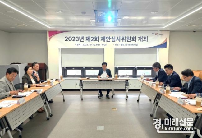 김포시가 지난 12일 개최한 제안심사위원회에서 각 제안을 심사하고 있다. <사진=김포시>