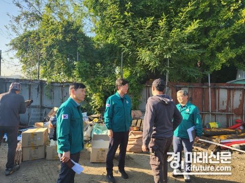 이민근 안산시장(왼쪽 2번째)이 차량 화재 기름 누출사고 현장 수습을 진두지휘하고 있다. <사진=안산시>