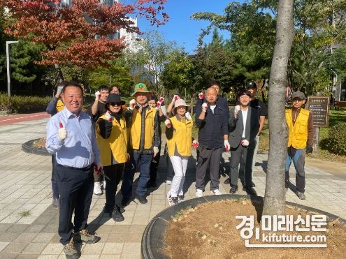 시흥시의회 의원 연구단체 ‘깨끗하고 아름다운 우리 동네 만들기’가 4차 연구 활동에서 기념촬영을 하고 있다. <사진=시흥시의회>