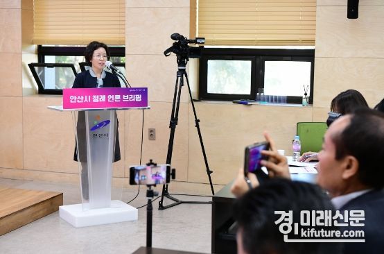 이혜숙 청년정책관이 17일 안산시청 제1회의실에서 정례브리핑을 하고 있다. <사진=안산시>
