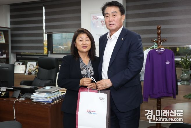 하은호 군포시장이 美 클락스빌시 최건홍 신임 한인회장을 만갑게 맞이하고 있다. <사진=군포시>