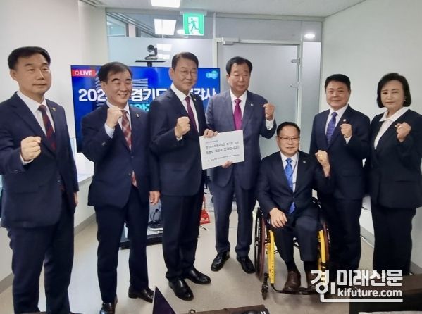 경기도의회 이인규 의원이 경기북부특자도 설치 촉구 서한문 국회 행안위에 제출하고 있다. <사진=경기도의회>