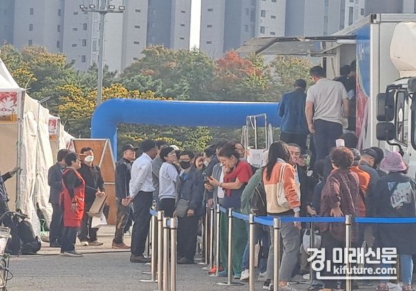 농수특산물 한마당에서 시민들이 특가 할인행사 상품을 구매하기 위해 줄서있다. <사진=인천시>