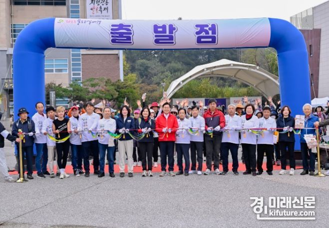 양평군 관계자들이 물소리길 신규코스 개통식을 하고 있다. <사진=양평군>
