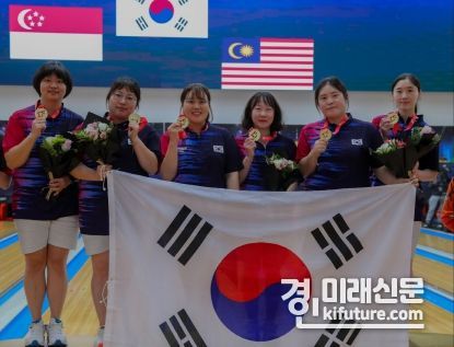 평택시청 손혜린(오른쪽 2번째)이 '2023 국제볼링연맹(IBF) 세계선수권대회'에서 여자 5인조 전 금메달을 획득하고 기념촬영을 하고 있다. <사진=평택시>