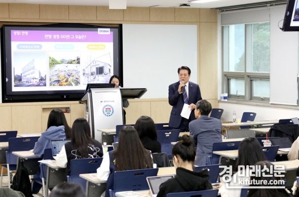 최대호 안양시장이 성결대 교양과목 ‘안양학’ 특강을 진행하고 있다. <사진=안양시>