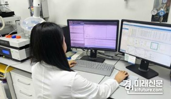 경기도보건환경연 관계자가 주요 저수지 조류독소 모니터링을 하고 있다. <사진=경기도>