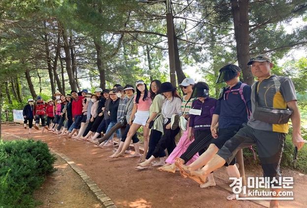시민들이 승기공원 황톳길에서 기념촬영을 하고 있다. <사진=인천시>