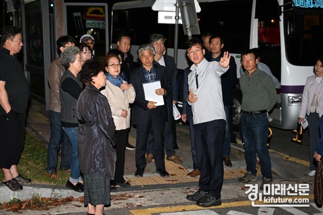 이민근 안산시장이 상록구 일동에서 주민들과 의견을 나누고 있다. <사진=안산시>