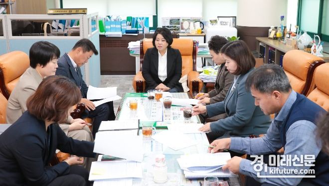 안산시의회 의원연구단체 ‘안산시 조례 정비 연구모임’이 18일 기획행정위원장실에서 제4차 간담회를 갖고 있다. <사진=안산시의회>