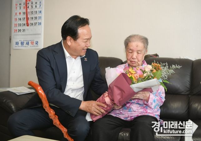 이권재 오산시장(왼쪽)이 노인의 날 기념 100세 장수 어르신에 ‘청려장’을 전달하고 있다. <사진=오산시>