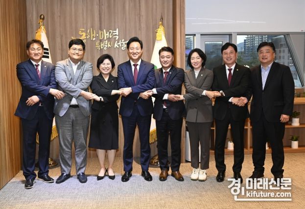 경기도의회 국민의힘 대표단과 오세훈 서울시장이 손을 맞잡고 있다 .<사진=경기도의회>