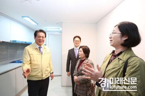 최대호 안양시장이 덕현지구 청년임대주택 공급 전 현장을 점검하고 있다. <사진=안양시>