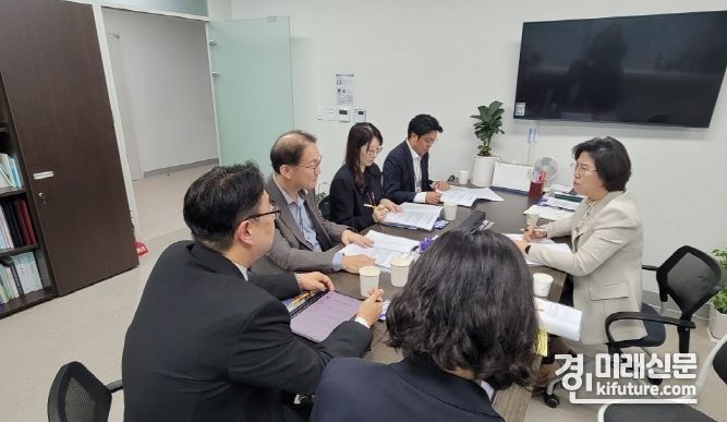 경기도의회 이애형 의원이 구도심과 신도시 초등학교 운영·배치에해 관계자들과 논의하고 있다. <사진=경기도의회>