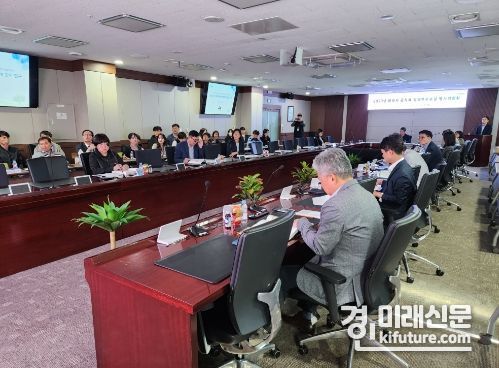 화성시가 공직자 정책연구모임 평가결과를 발표하고 있다. <사진=화성시>
