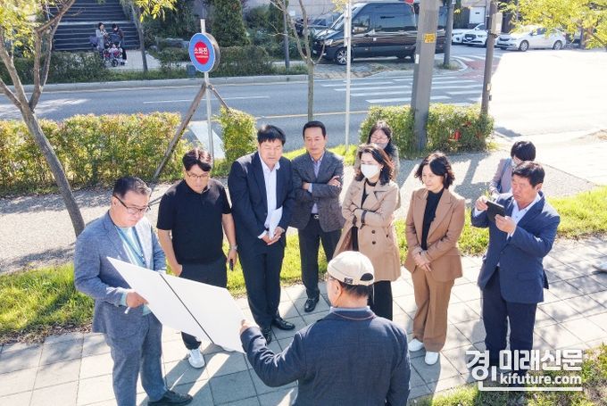 화성시의회 기획행정위원회가 공유재산 현장을 방문해 관계자의 설명을 듣고 있다. <사진=화성시의회>