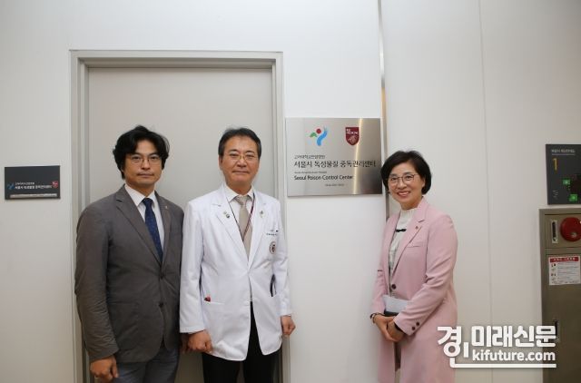 경기도의회 김미숙 의원(오른쪽)이 20일 서울시 독성물질 중독 관리센터 방문해 기념촬영을 하고 있다. <사진=경기도의회>