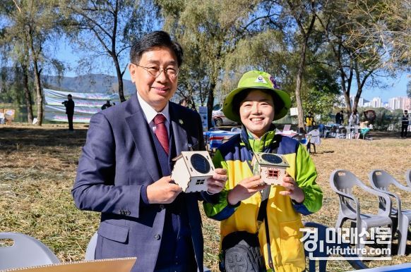 전진선 양평군수(왼쪽)가 탄소중립 실천마당에 동참하고 있다. <사진=양평군>