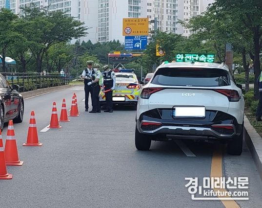 수원시 관계자가 불법자동차를 단속하고 있다. <사진=수원시>