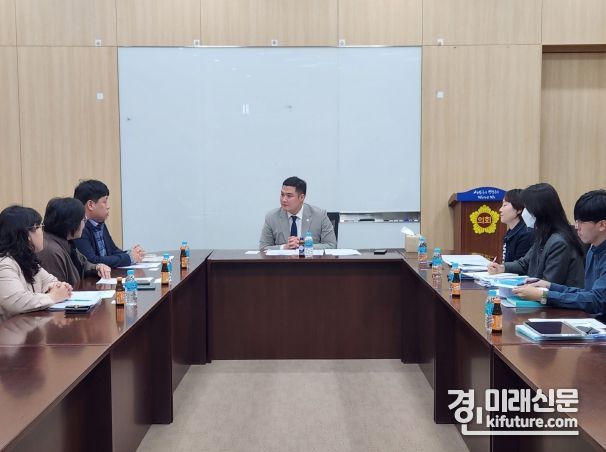 경기도의회 최민 의원(가운데)이 도내 녹색제품 활성화를 위한 전문가 회의를 개최하고 있다. <사진=경기도의회>