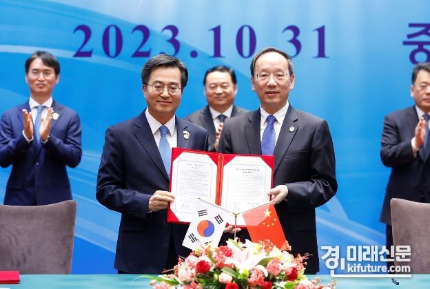 김동연 경기도지사가 랴오닝성 자매결연 30주년 기념식에서 공동선언문에 서명하고 기념촬영을 하고 았다. <사진=경기도>