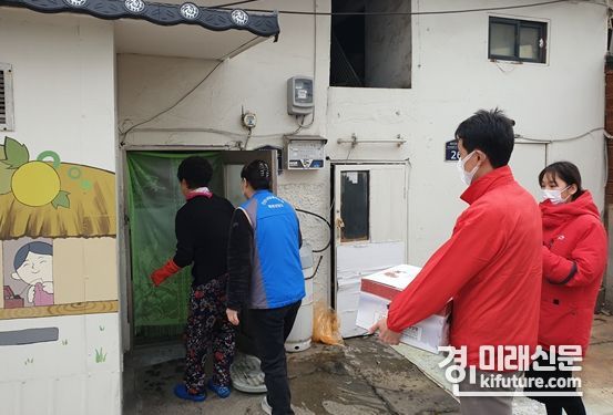 인천시 관계자들이 쪽방 주민에게 물품을 전달하고 있다. <사진=인천시>