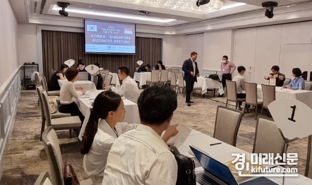 수출판매개척단이 싱가포르 수출상담회에서 수출 상담을 하고 있다. <사진=수원시>