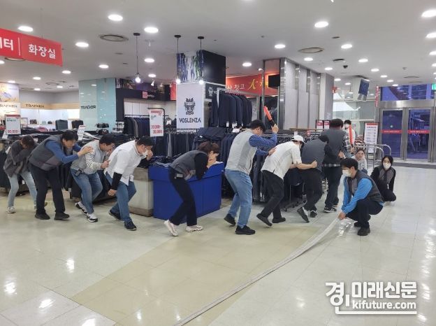 경기도가 다중이용시설 화재대피 훈련을 실시하고 있다. <사진=경기도>