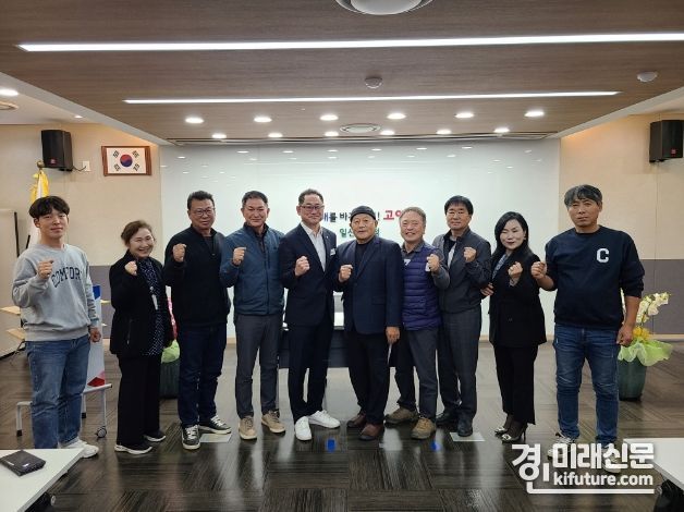 김완규 위원장이 농업기계 임대사무소 분소 설치를 위한 정담회를 개최한 가운데 기념촬영을 하고 있다. <사진=경기도의회>