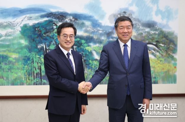 2일 저녁(현지시간) 중국을 방문중인 김동연 경기도 지사가 베이징에서 허리펑(何立峰) 중국공산당 정치국위원 겸 중국 국무원 부총리와 악수하고 있다. <사진=경기도>