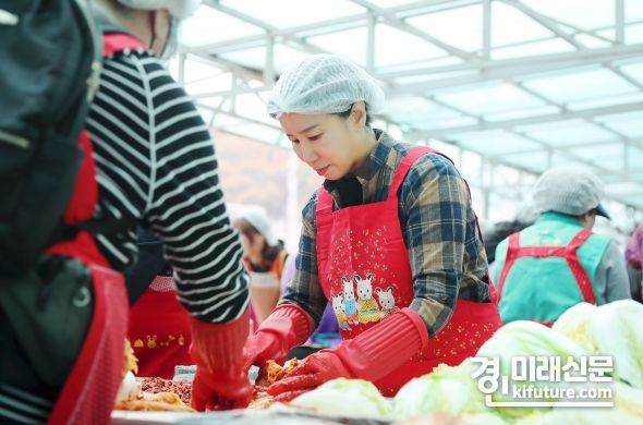김경희 화성시이회 의장이 김장김치를 담그고 있다. <사진=화성시의회>