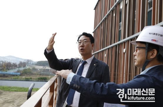 정명근 화성시장이 ‘화성시 정조효노인복지관’ 준공을 앞두고 최종점검을 하고 있다. <사진=화성시>