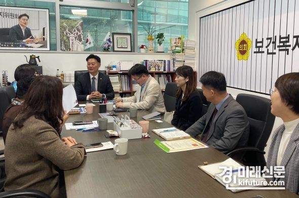 최종현 경기도의원이 장애인 복지기관 관계자들과 장애인 주거복지 및 일자리 현안에 대해 논의하고 있다. <사진=경기도의회>