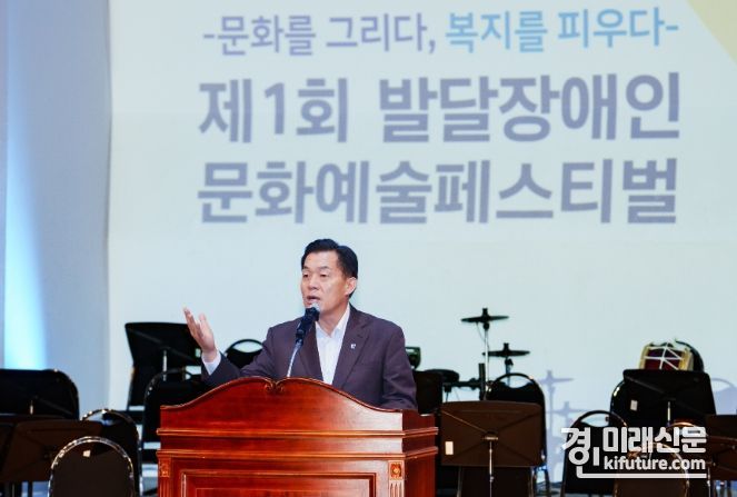 이재준 수원특례시장이 제1회 발달장애인 문화예술페스티벌 ‘새빛으로 어울림’에서 인사말을 하고 있다.