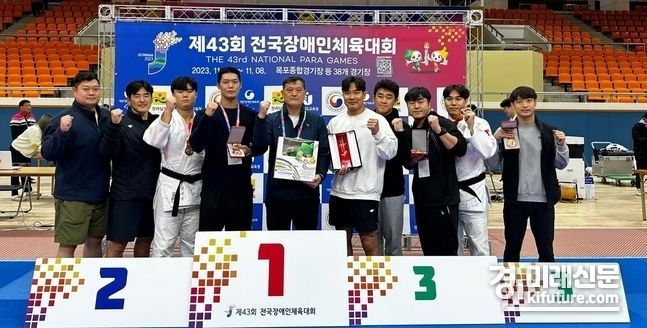평택시청 장애인유도팀 제43회 전국장애인체육대회에서 기념촬영을 하고 있다. <사진=평택시>