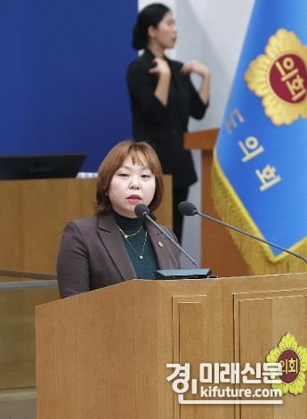 전자영 경기도의원이 임태희 교육감에게 기흥역세권 중학교 설립 약속 이행을 촉구하고 있다. <사진=경기도의회>