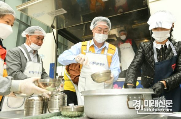 정명근 화성시장(가운데)이 연예인 봉사단과 곰탕 나눔 행사에 참여하고 있다. <사진=화성시>