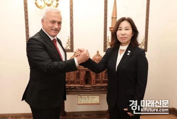 화성시의회 김경희 의장(오른쪽)과 메흐메트 알리 악사라이 주지사가 손을 맞잡고 있다. <사진=화성시의회>