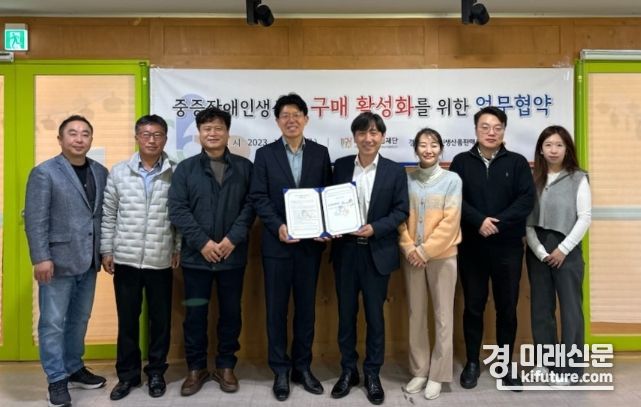 화성시환경재단과 경기도장애인생산품판매시설은 중증장애인생산품 구매 활성화를 위한 업무 협약을 체결하고 기념촬영을 하고 있다. <사진=화성시>