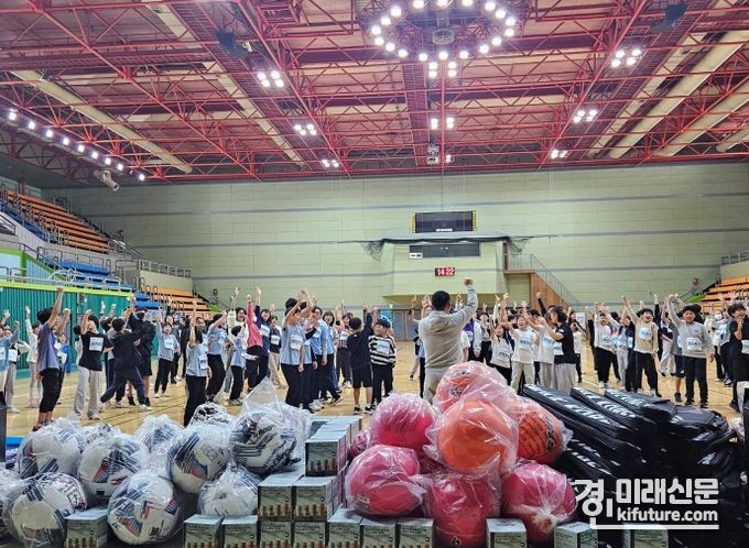 경기도교육청이 '가족고 함께 키즈런! 어깨동무 챌린지 축제'를 열고 있다. <사진=경기도교육청>
