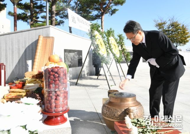임종철 화성시부시장이 제14회 호국영령 합동위령제에서 분향하고 있다. <사진=화성시>