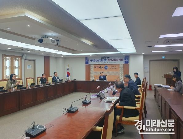 최대호 안양시장이 10일 시청 전자회의실에서 ‘2023년 하반기 안양시 지역건설산업활성화 추진위원회’를 개최하고 있다. <사진=안양시>