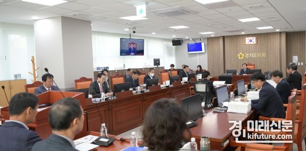 농정해양위원회가 농수산생명과학국 행정사무감사를 진행하고 있다. <사진=경기도의회>