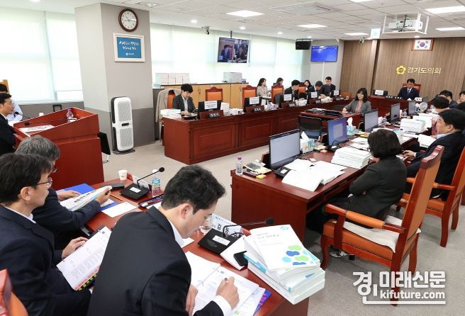 경기도의회 여성가족평생교육위원회가 행정사무감사를 진행하고 있다. <사진=경기도의회>