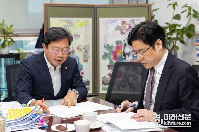경기도 오병권 부지사(오른쪽)가 국회 예결위 찾아 경기도 주요 국비사업 지원을 요청하고 있다. <사진=경기도>