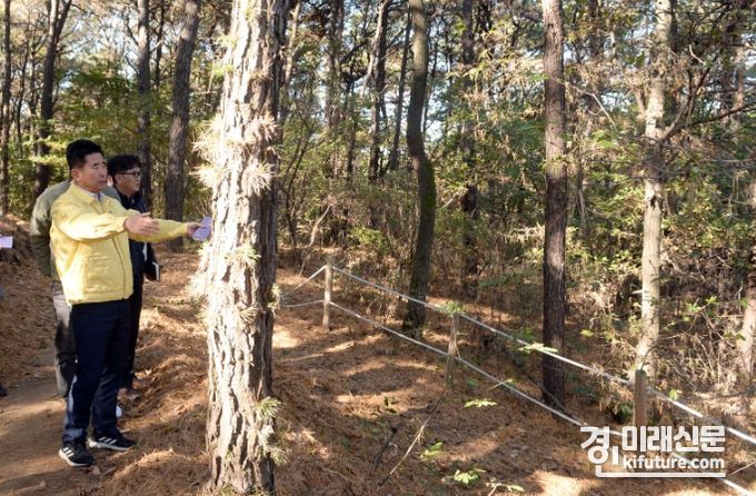 오산시의회 성길용 의장이 가수동 갑골산 등산로를 점검하고 있다. <사진=오산시의회>